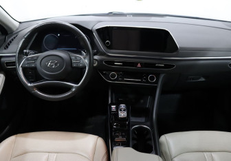 Подержанный автомобиль Hyundai Sonata 2019 года (14 фото)