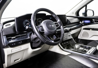 Подержанный автомобиль Kia Carnival 2021 года (13 фото)