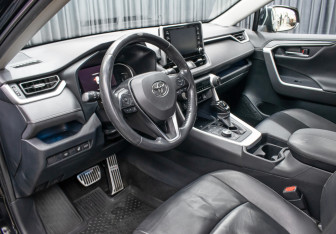 Подержанный автомобиль Toyota RAV4 2020 года (16 фото)