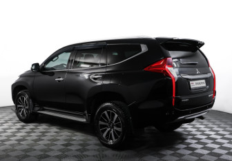 Подержанный автомобиль Mitsubishi Pajero Sport 2017 года (7 фото)