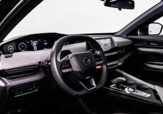 Подержанный автомобиль Changan UNI-V 2023 года (12 фото)
