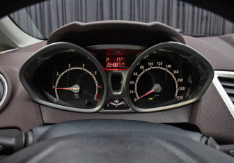 Подержанный автомобиль Ford Fiesta Hatchback 2011 года (12 фото)