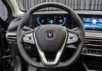 Подержанный автомобиль Changan Eado Plus 2023 года (17 фото)