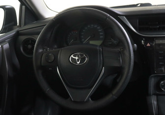 Подержанный автомобиль Toyota Corolla Sedan 2016 года (11 фото)