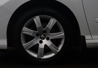 Подержанный автомобиль Peugeot 308 Hatchback 2012 года (18 фото)