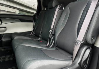 Подержанный автомобиль Kia Carnival 2021 года (10 фото)