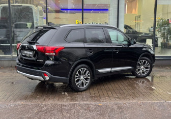 Подержанный автомобиль Mitsubishi Outlander 2018 года (8 фото)