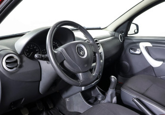Подержанный автомобиль Renault Sandero 2011 года (14 фото)