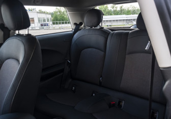 Подержанный автомобиль MINI Hatch 2019 года (12 фото)