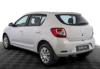 Подержанный автомобиль Renault Sandero 2017 года (7 фото)