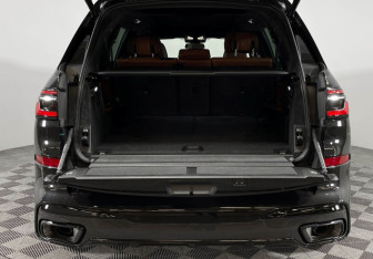 Новый BMW X7 2022 (9 фото)