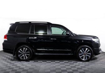 Подержанный автомобиль Toyota Land Cruiser Suv 2019 года (4 фото)