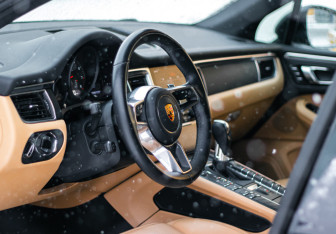 Подержанный автомобиль Porsche Macan 2018 года (13 фото)