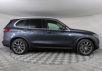 Подержанный автомобиль BMW X5 2019 года (6 фото)
