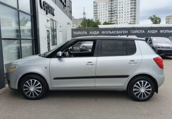 Подержанный автомобиль Skoda Fabia Hatchback 2009 года (8 фото)