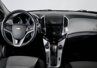 Подержанный автомобиль Chevrolet Cruze Hatchback 2013 года (12 фото)