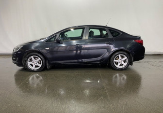 Подержанный автомобиль Opel Astra Sedan 2012 года (8 фото)