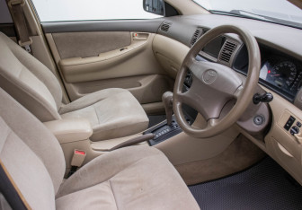 Подержанный автомобиль Toyota Corolla Sedan 2001 года (10 фото)