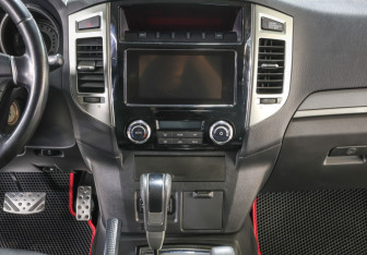 Подержанный автомобиль Mitsubishi Pajero 2018 года (15 фото)