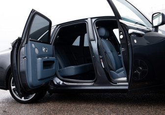 Подержанный автомобиль Rolls-Royce Ghost 2010 года (32 фото)