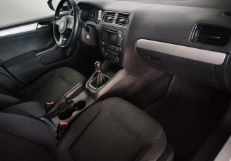Подержанный автомобиль Volkswagen Jetta Sedan 2012 года (9 фото)
