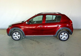 Подержанный автомобиль Renault Sandero 2011 года (7 фото)