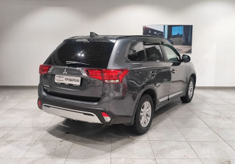 Подержанный автомобиль Mitsubishi Outlander 2022 года (5 фото)