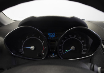 Подержанный автомобиль Ford Fiesta Sedan 2015 года (11 фото)