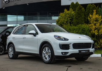 Подержанный автомобиль Porsche Cayenne 2015 года (2 фото)