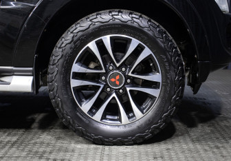 Подержанный автомобиль Mitsubishi Pajero 2012 года (23 фото)