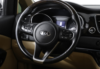 Подержанный автомобиль Kia Carnival 2020 года (18 фото)