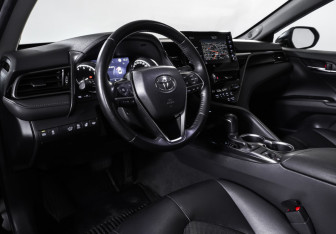 Подержанный автомобиль Toyota Camry Sedan 2021 года (14 фото)