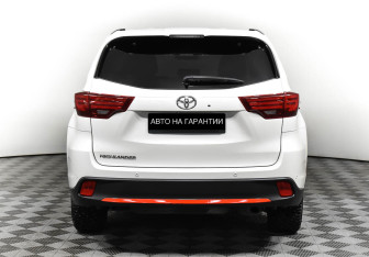 Подержанный автомобиль Toyota Highlander 2014 года (4 фото)