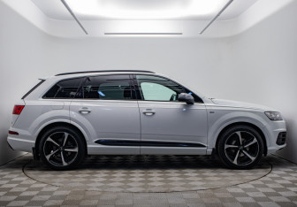 Подержанный автомобиль Audi Q7 2019 года (6 фото)