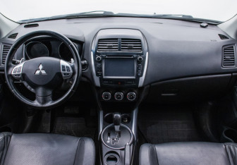 Подержанный автомобиль Mitsubishi ASX 2012 года (13 фото)
