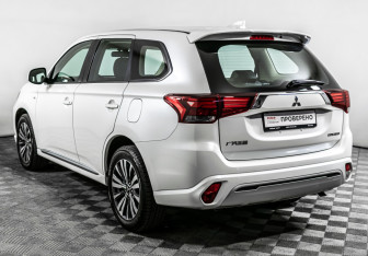 Подержанный автомобиль Mitsubishi Outlander 2022 года (7 фото)