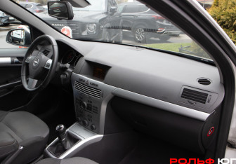 Подержанный автомобиль Opel Astra Sedan 2010 года (7 фото)