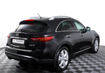 Подержанный автомобиль Infiniti QX70 2015 года (5 фото)