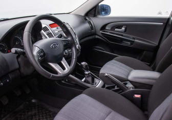 Подержанный автомобиль Kia Ceed Hatchback 2011 года (9 фото)