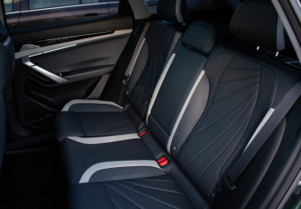 Подержанный автомобиль Geely Atlas 2024 года (9 фото)