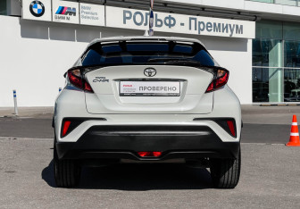 Подержанный автомобиль Toyota C-HR 2020 года (6 фото)