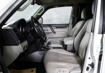 Подержанный автомобиль Mitsubishi Pajero 2020 года (16 фото)