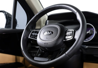 Подержанный автомобиль Kia Carnival 2021 года (19 фото)