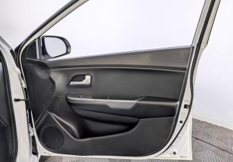 Подержанный автомобиль Kia Rio Hatchback 2017 года (24 фото)