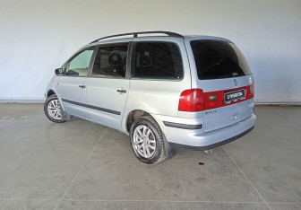 Подержанный автомобиль Volkswagen Sharan 2003 года (4 фото)