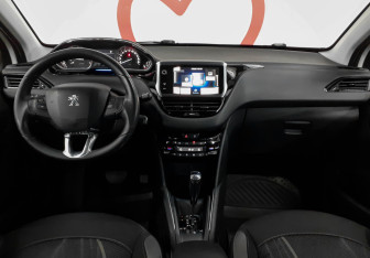 Подержанный автомобиль Peugeot 208 2013 года (8 фото)