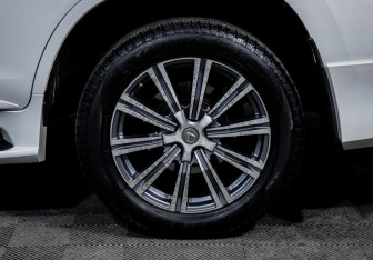 Подержанный автомобиль Lexus LX 2015 года (15 фото)