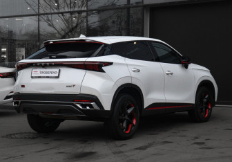 Подержанный автомобиль Omoda C5 2023 года (5 фото)