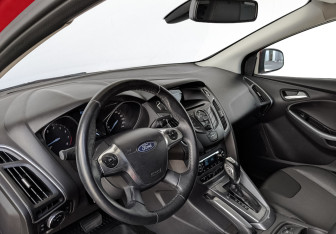 Подержанный автомобиль Ford Focus Hatchback 2012 года (15 фото)