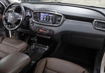 Подержанный автомобиль Kia Sorento 2018 года (12 фото)
